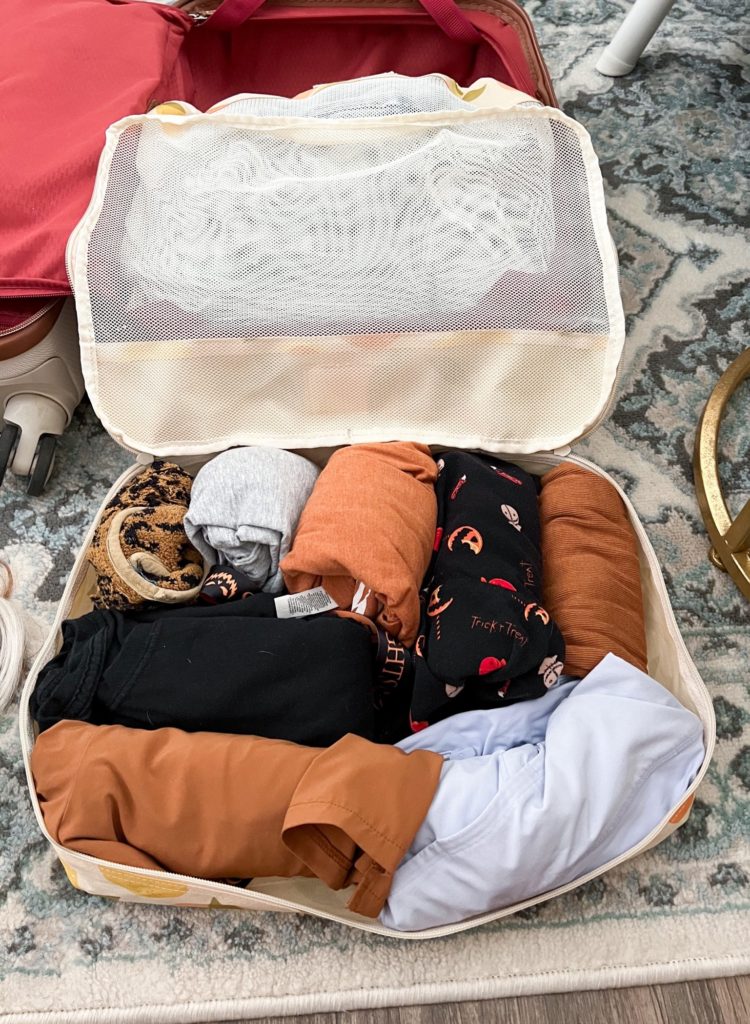 How to Plan Travel Outfits, how to pack in packing cubes 