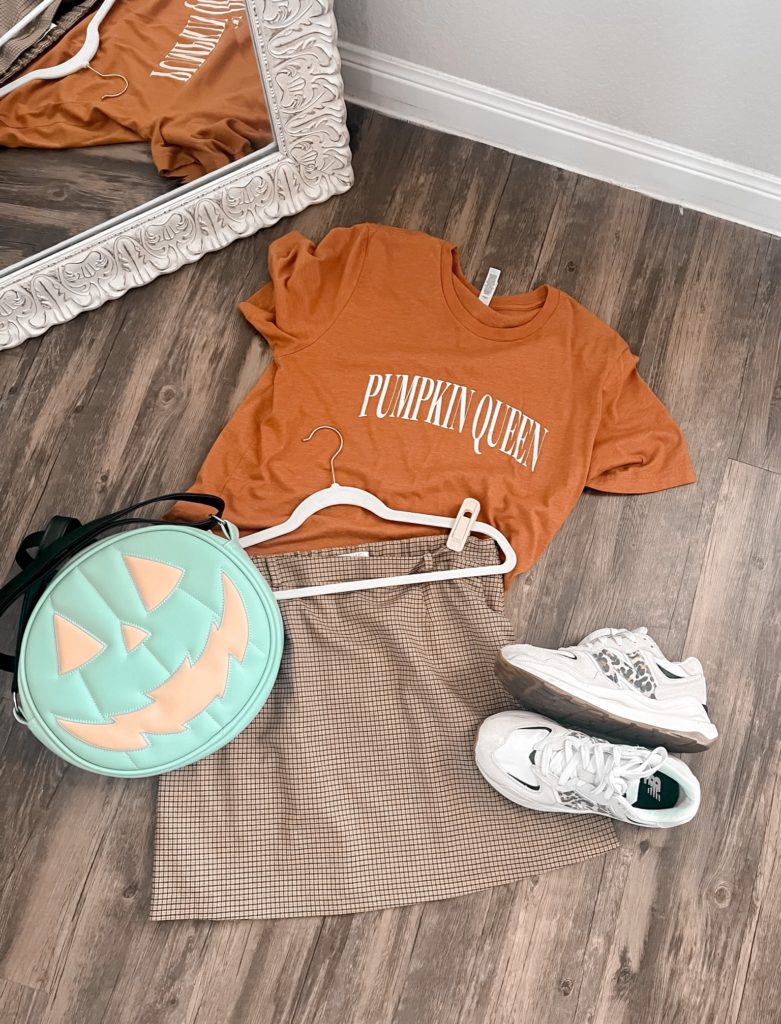 How to Plan Travel Outfits, pumpkin queen tee and lovepainandstiches bag